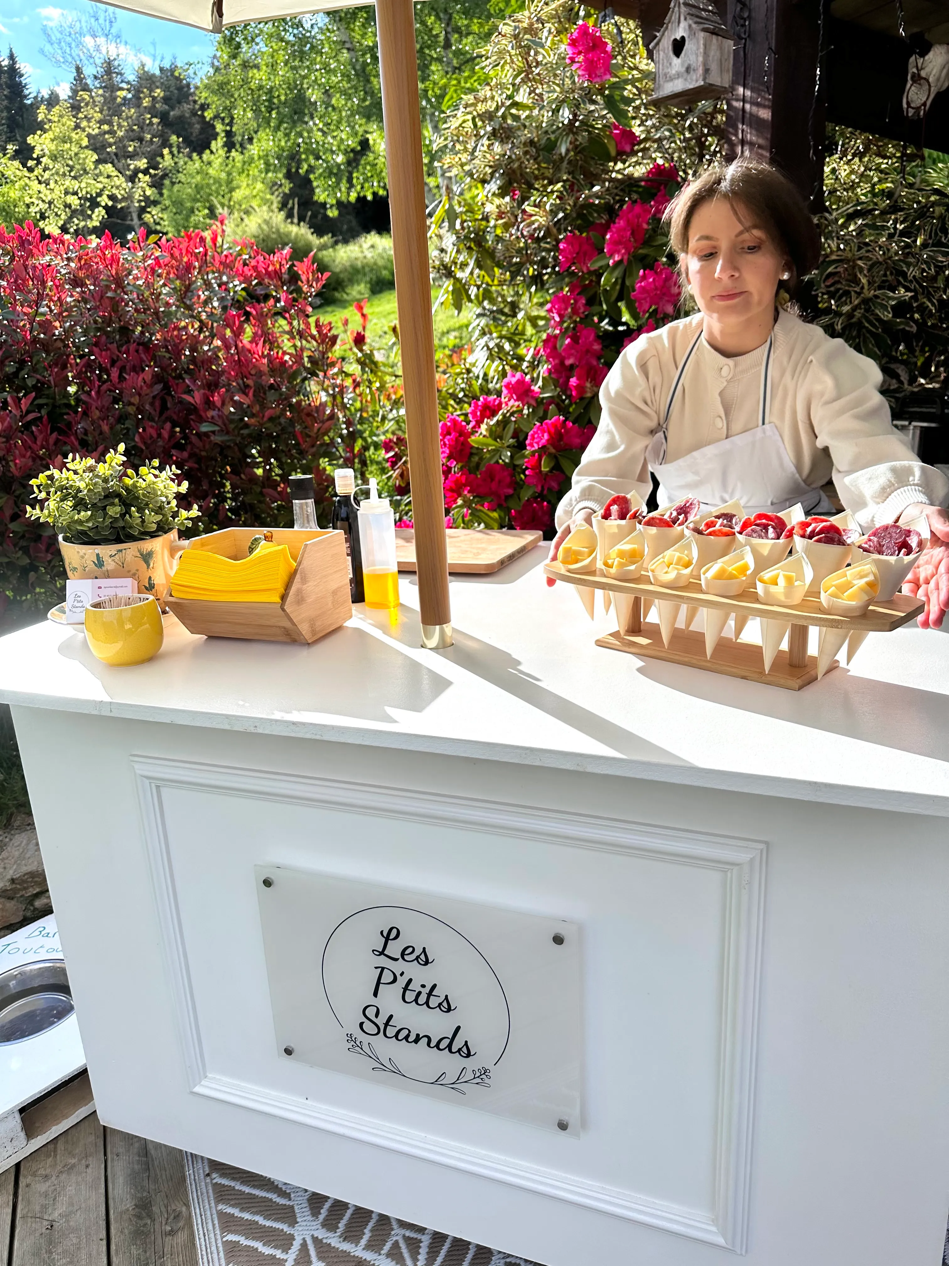 Service au stand Les P'tits Stands : présentoir en bois avec 8 cônes de charcuterie et fromage prêts à servir aux invités