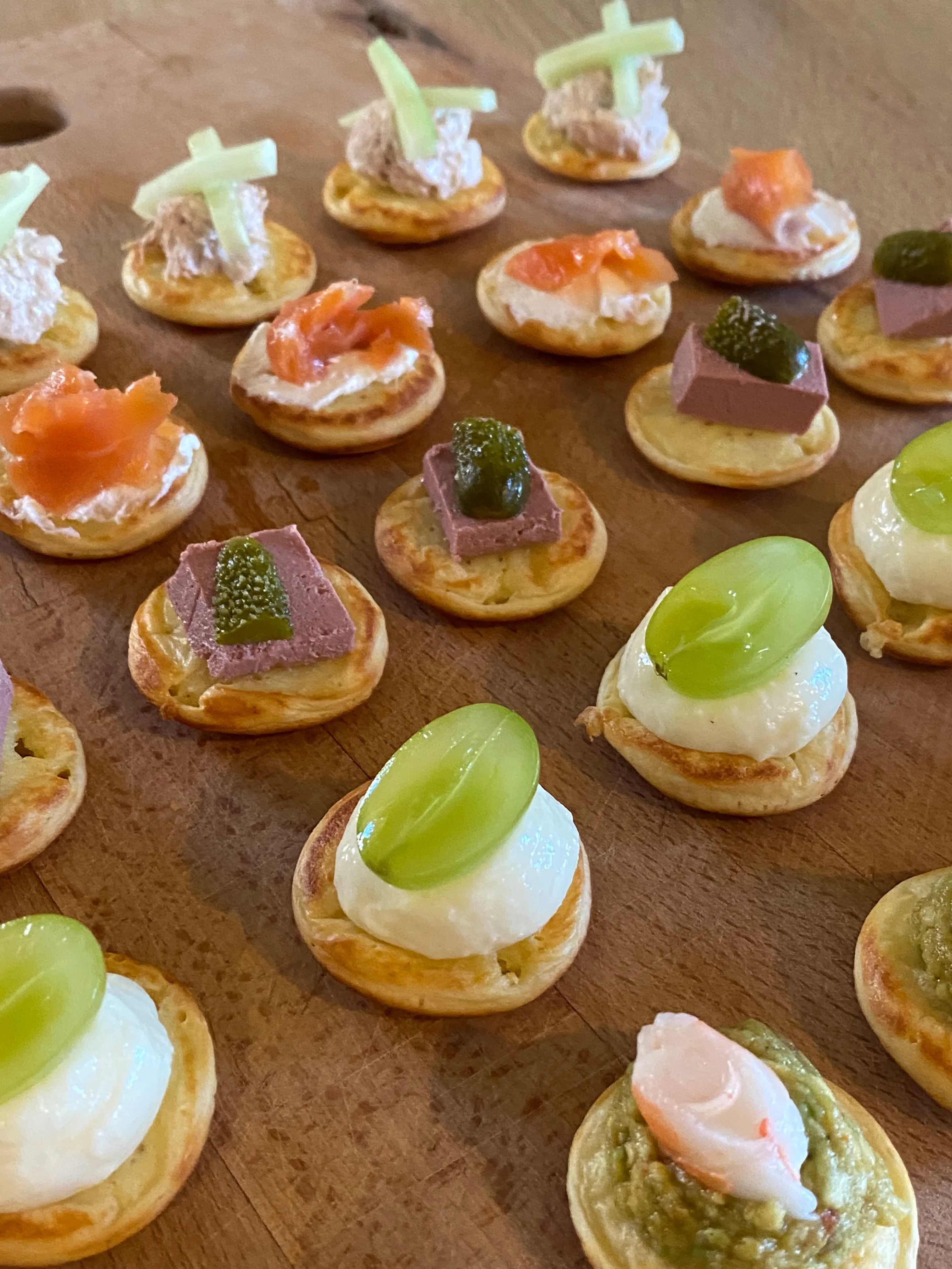 Plateau de mini pancakes salés garnis : thoïonade et concombre, truite fumée et fromage frais, foie gras et confit, crème de camembert et raisin, guacamole et crevette